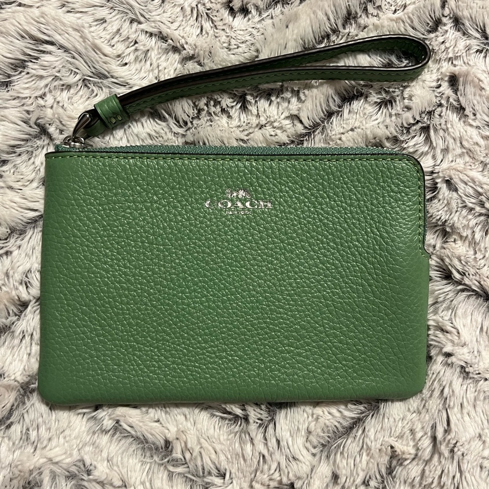 NWT Coach Green Leather Corner Zip Wristlet